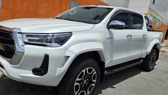 TOYOTA HILUX 2.8 D-4D TURBO DIESEL CD SRX PLUS 4X4 AUTOMÁTICO TOYOTA HILUX 2.8 D-4D TURBO DIESEL CD SRX PLUS 4X4 AUTOMÁTICO